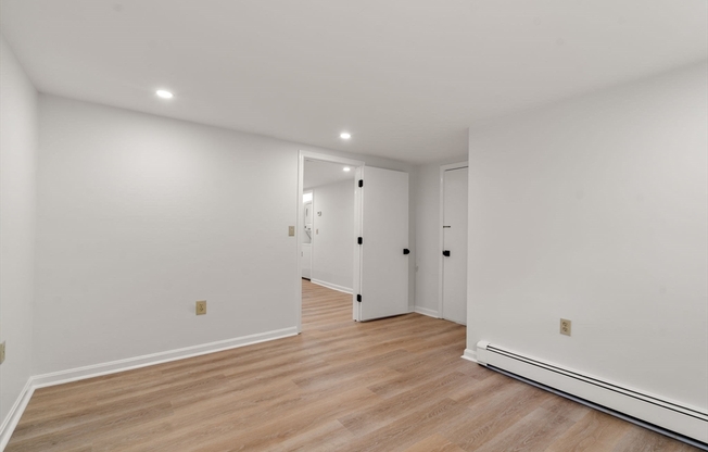 1 bed, 1 bath, 700 sqft, $2,700, Unit R