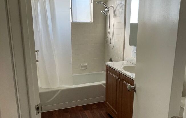 3 beds, 1 bath, $1,600, Unit #A