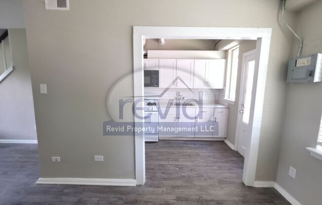 2 beds, 1 bath, 752 sqft, $995, Unit 1300-7