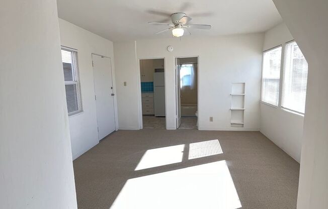 LIGHT AND BRIGHT STUDIO ON MISSION BLVD W/ PARKING! MISSION BEACH - $1,895/mo!