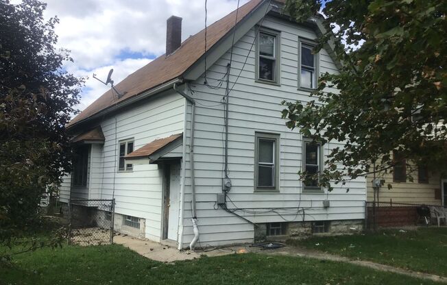 5 bedroom 2 bathroom single family home with detached