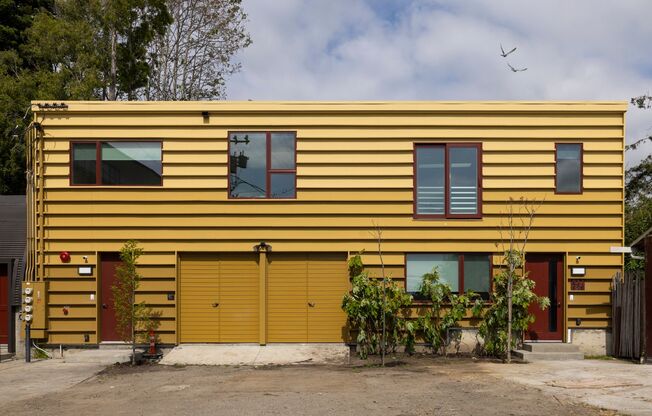 Bright Live-Work Studio with Deck & Tall Ceilings off Lowell Street in Oakland