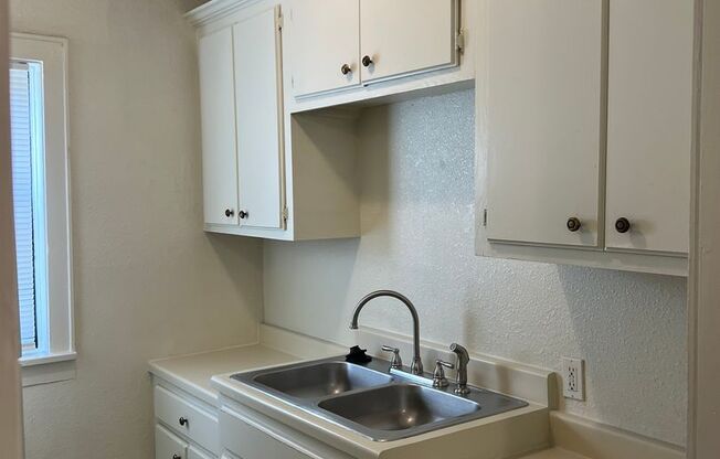 1 bed, 1 bath, $735, Unit Apt 2