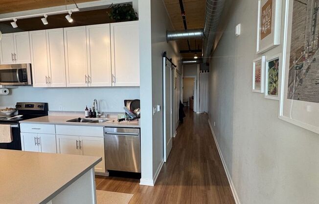 2 beds, 1 bath, 991 sqft, $2,350, Unit 415