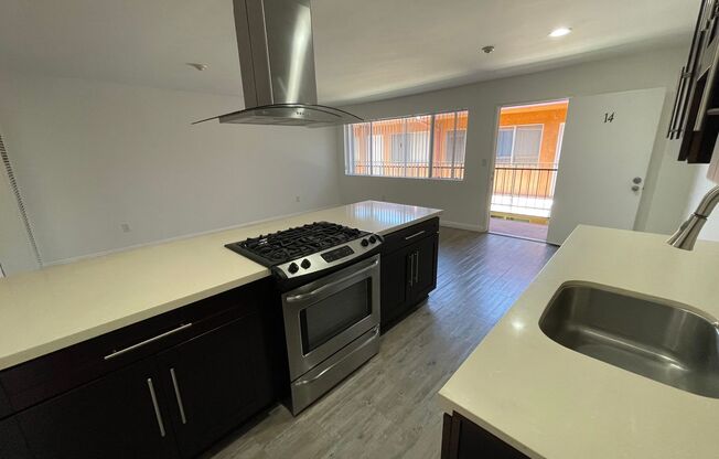 2320 Vanderbilt Ln