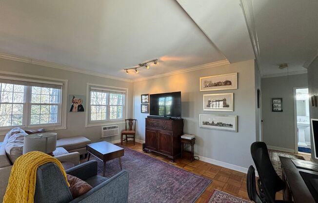 Charming 1 Bed 1 Bath End Unit Condo In Amenity-Filled Parkfairfax