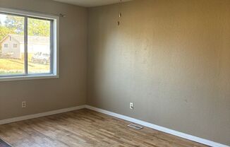 3 beds, 1 bath, $1,100