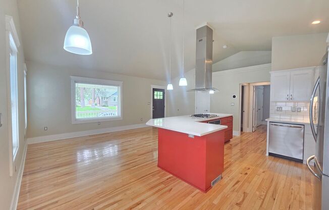 $2,600 - 3 Bed / 2 Bath Beautiful Craftsman Home by Manito Park