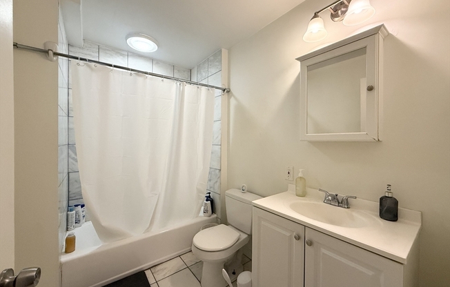 3 beds, 1 bath, 900 sqft, $4,125, Unit 302