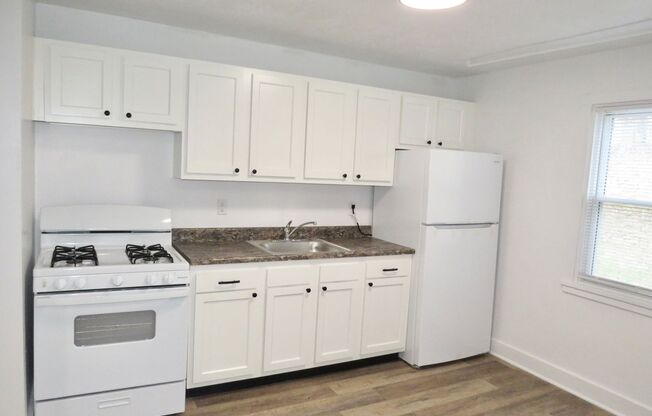 Charming 3-bedroom, 1-bathroom Townhouse in Midland, PA!