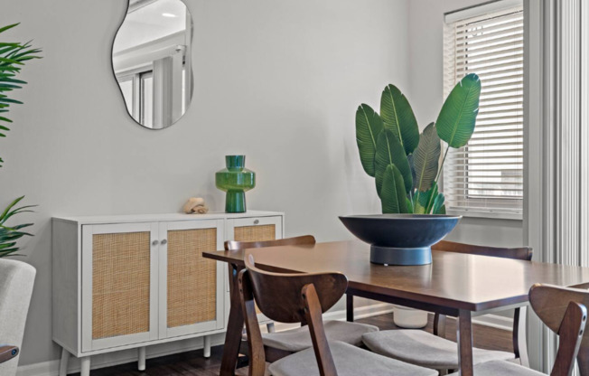 2 beds, 2 baths, 986 sqft, $1,560