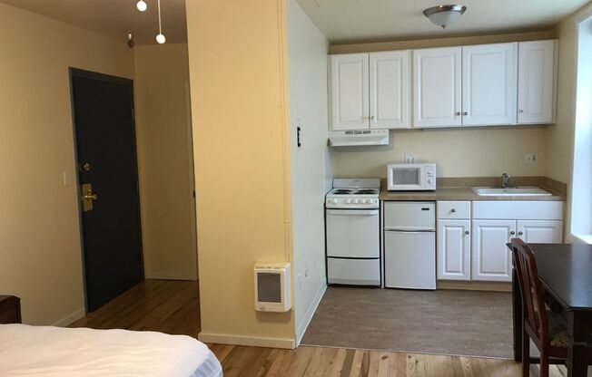 Studio, 1 bath, 388 sqft, $945, Unit 413