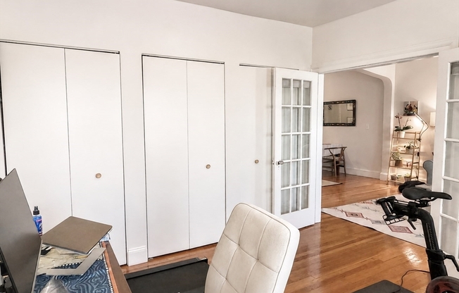 2 beds, 1 bath, 833 sqft, $2,700, Unit 42