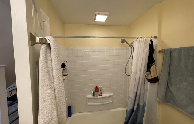 2 beds, 1 bath, $3,700, Unit 3