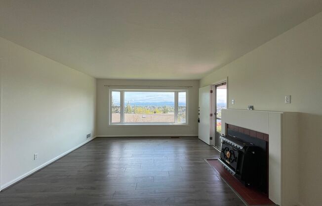 NW Portland 2 Bed 1.5 Bath + Bonus Room - Views of St. John Bridge - Landscaping Included and Washer and Dryer!!