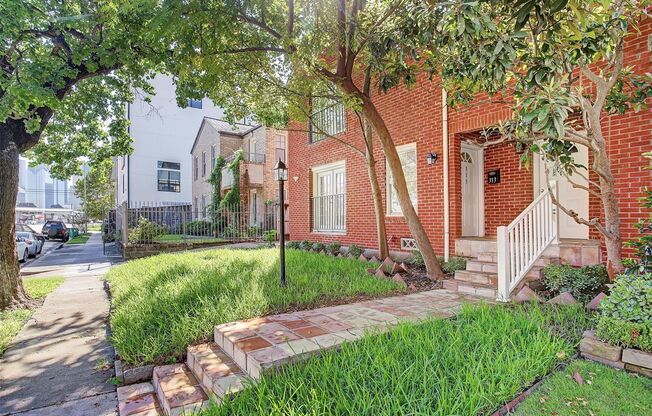 315 W Saulnier St