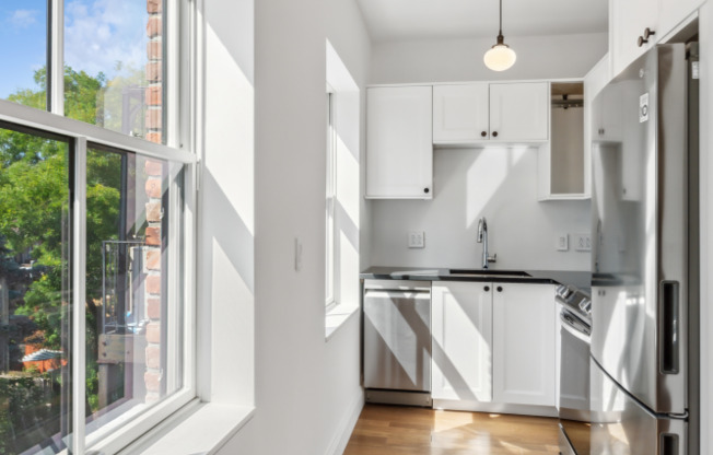 1 bed, 1 bath, $4,100, Unit 3R