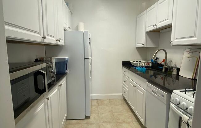 1 bed, 1 bath, 803 sqft, $1,510, Unit Royal York 304