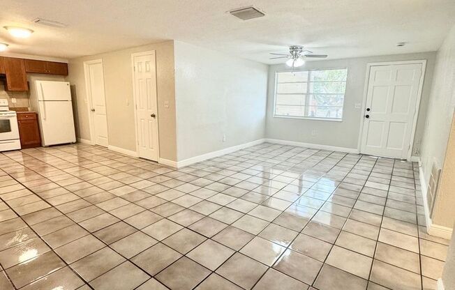 4/2 Single-family home, AVAILABLE NOW!