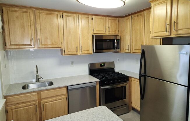 2 beds, 1 bath, 897 sqft, $2,335, Unit E-14