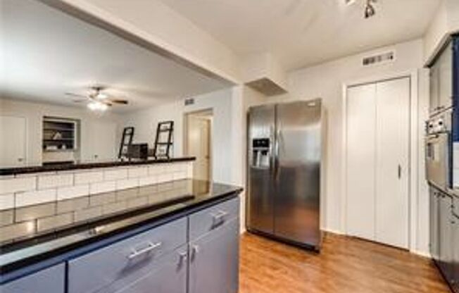 Cozy 2 Bedroom Condo minutes from SMU!