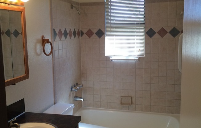 3 beds, 1 bath, $1,100