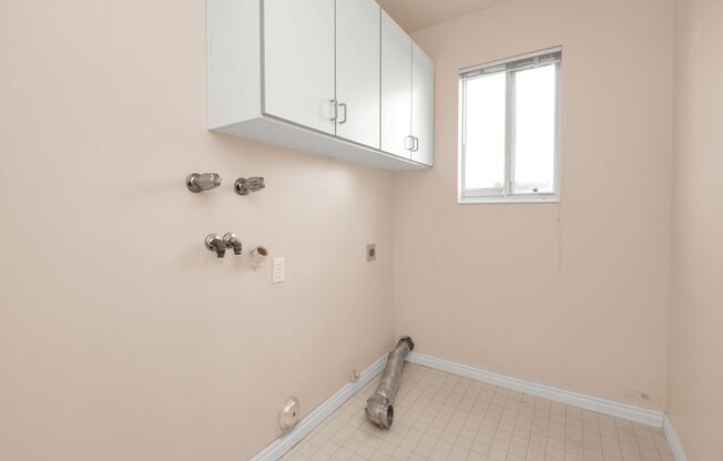 Amazing 4 Bed - 3.5 Bath, Pet-Friendly Layton Home! Available NOW!