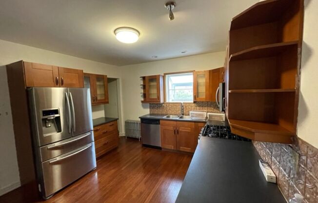 4 beds, 2.5 baths, 2,240 sqft, $3,100, Unit 133 W Rock Ave #2