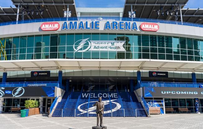 Amalie Arena puts Modera Encore just moments from championship games, concerts, and the unmistakable energy of Tampa’s downtown scene.