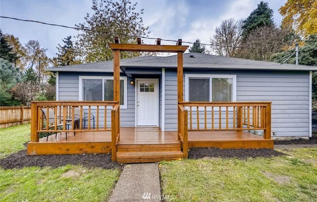 Charming 3 Bedroom Skyway House with Large Yard!!