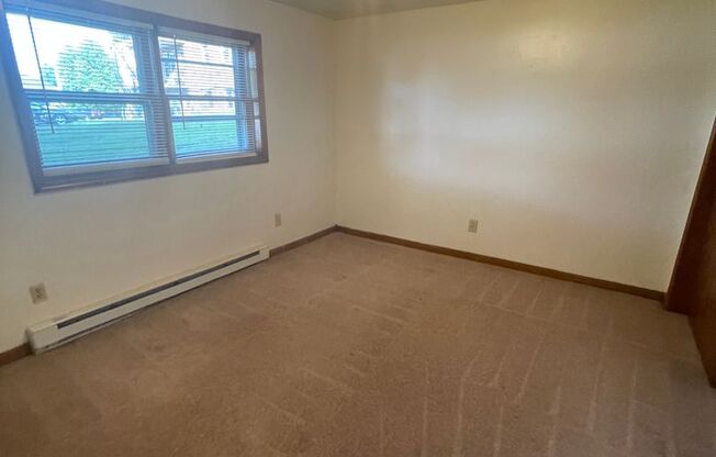 2 beds, 1 bath, 903 sqft, $1,140, Unit H-6
