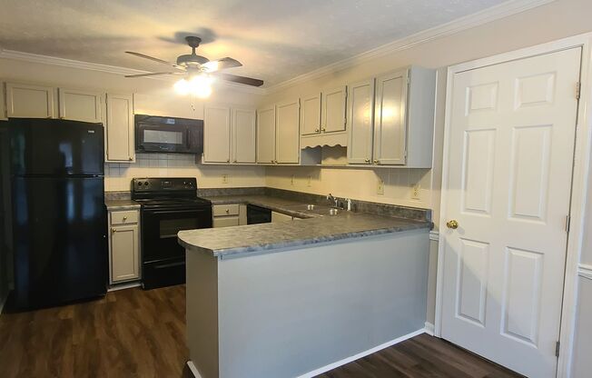 Charming Duplex in Prime Alpharetta Location – 2 Bedrooms with Private En-Suites