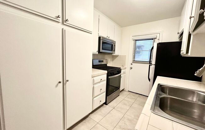 2 beds, 2 baths, $2,995, Unit 109