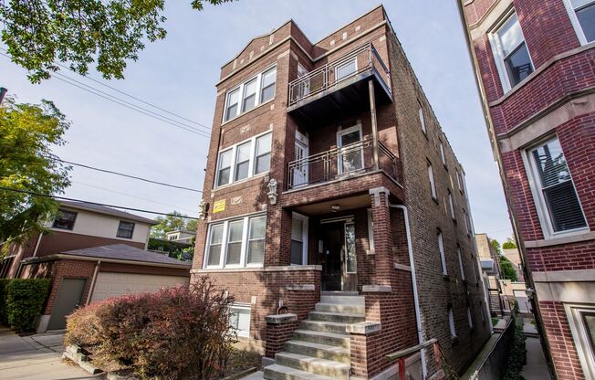 Bucktown: Fully furnished gorgeous 3 Bed, 2 Bath Condo