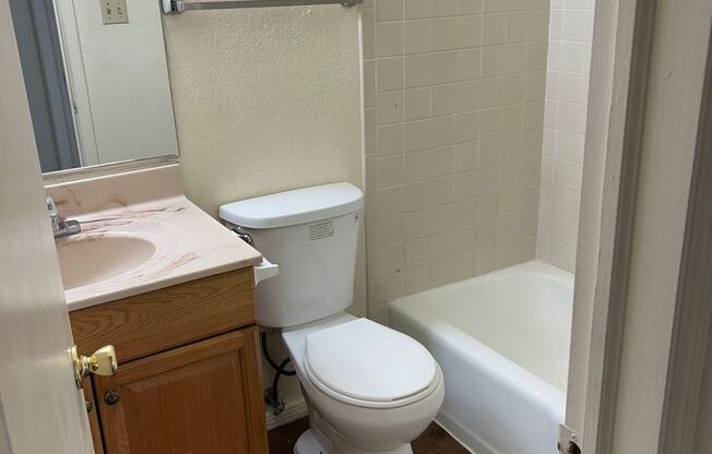 2 beds, 1 bath, 861 sqft, $970, Unit 20