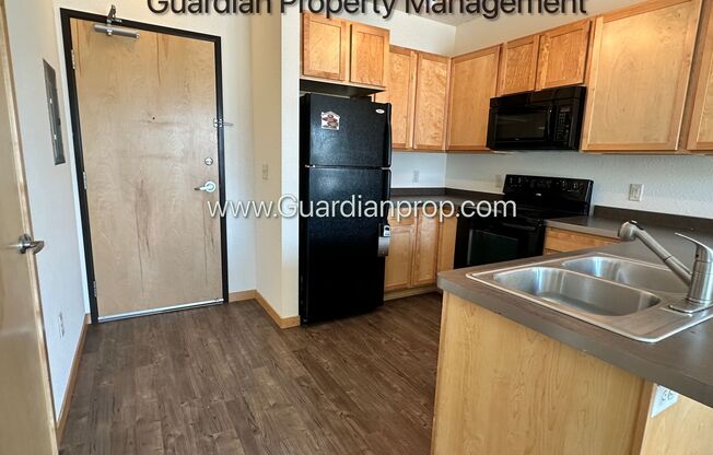 Marcy Holmes/Dinkytown 3rd Floor, 2 Primary Baths, Dishwasher, 1 Parking Space, 1 Month Free