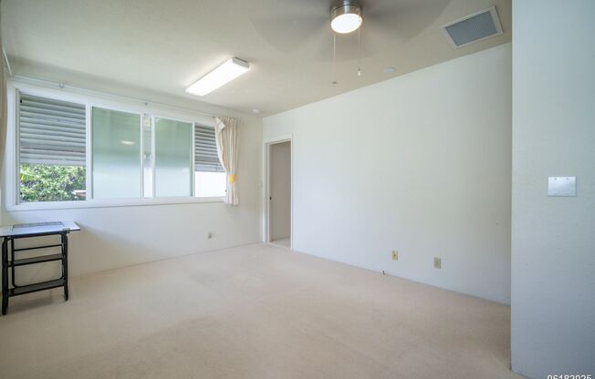 1 Bed 1 Bath IN LOWER PALOLO 31 SOLAR PANELS AVAILABLE NOW!
