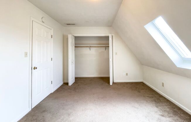 3 beds, 1.5 baths, 1,200 sqft, $1,100, Unit 9012 Apt B