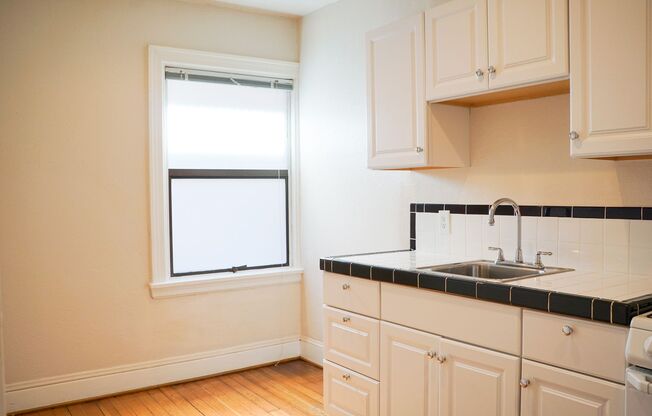 Lease this Vintage Studio Blocks from Providence Park & NW 21st Ave!