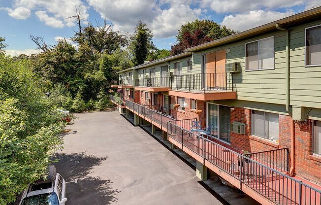 2 beds, 1 bath, 740 sqft, $1,525, Unit 10