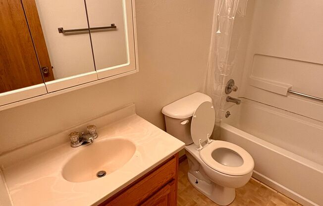 2 beds, 1 bath, 680 sqft, $775, Unit 1006B