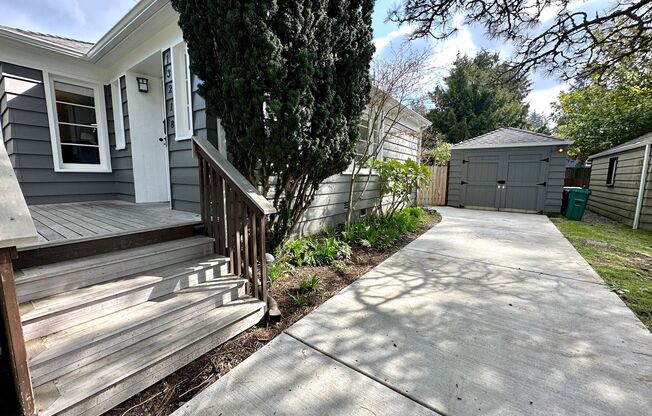 Darling Bungalow in the heart of Broadview!!!!
