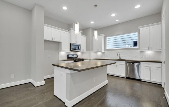 Stunning Like New Townhome Close to Med Center!