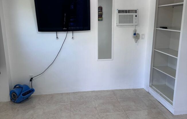 Studio in North Miami Beach Includes Utilities/ Estudio en North Miami Beach Incluye servicios públicos