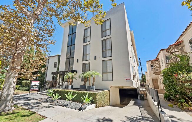 212 S Arnaz Dr