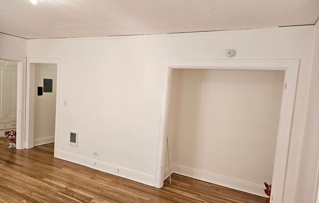 Studio, 1 bath, 337 sqft, $1,249, Unit 29