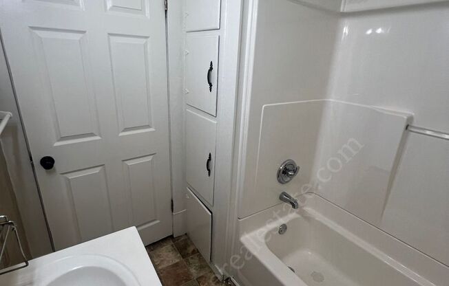 2 beds, 1 bath, $1,050