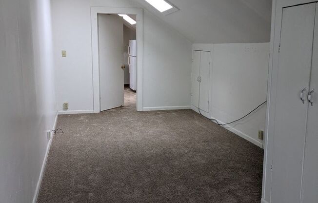 2 beds, 1 bath, $1,100, Unit 727-UP