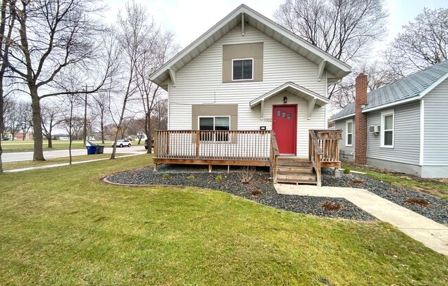 Spacious 5-Bedroom Home Near MSUM & Concordia – Perfect for Students or Large Households!