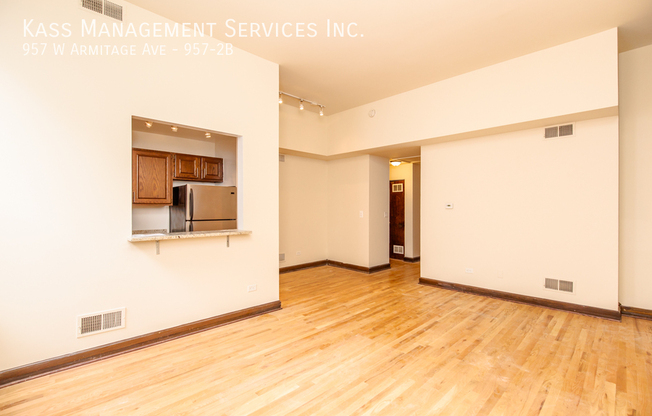 957 W ARMITAGE AVE